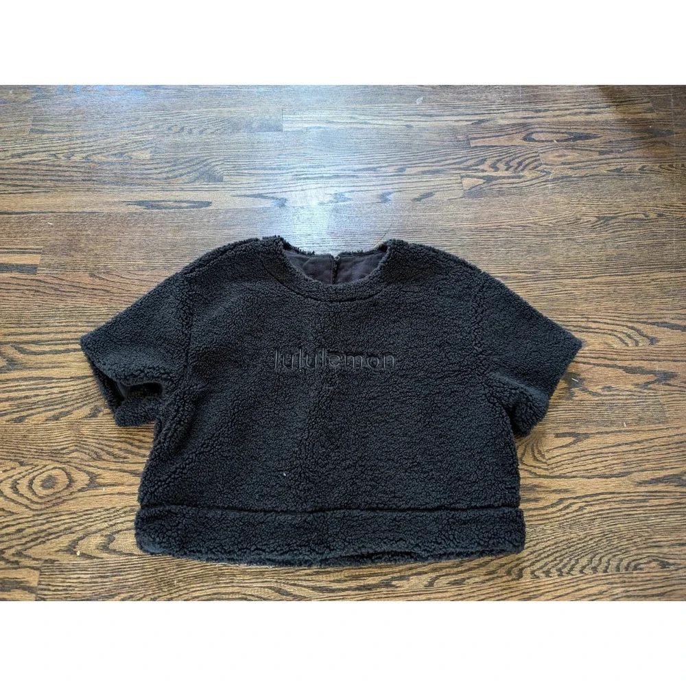 Lululemon Textured Embroidery Sherpa Cropped Black Short Sleeve Shirt Top Size 6